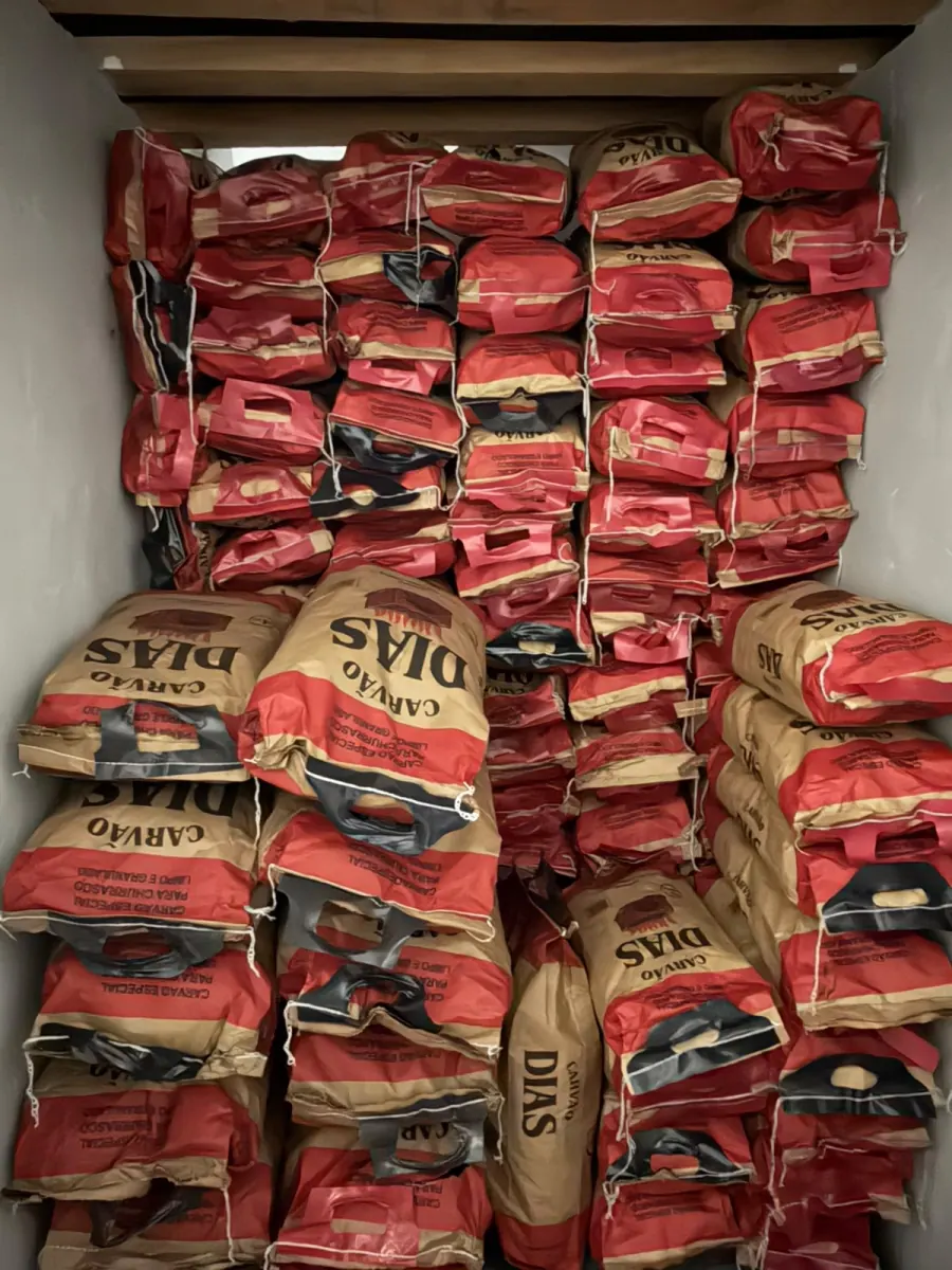 Embalagens de carvão vendidas pela Luke Ice